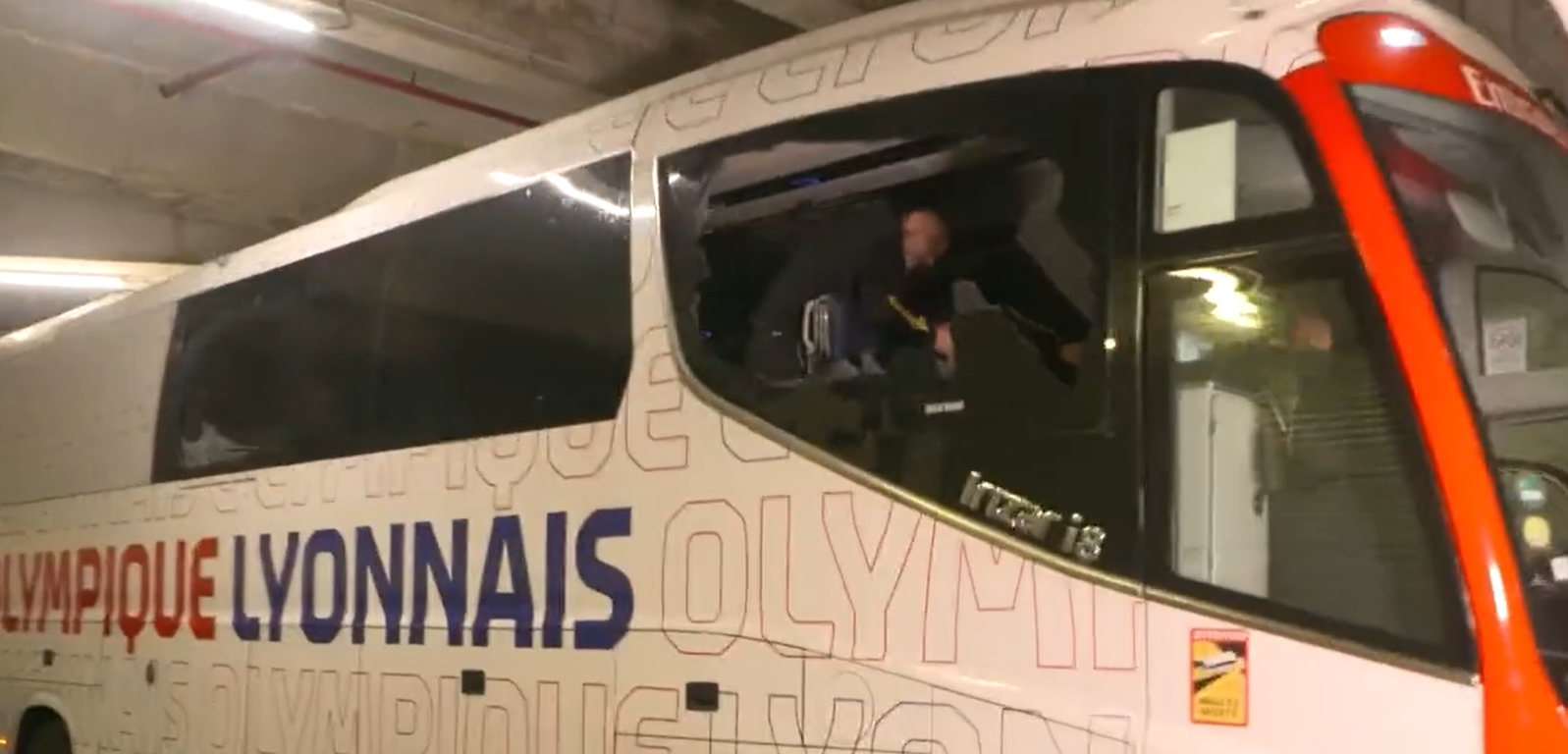 Ônibus do Lyon foi apedrejado antes da partida contra o Olympique de Marselha Foto: Reprodução/Vídeo