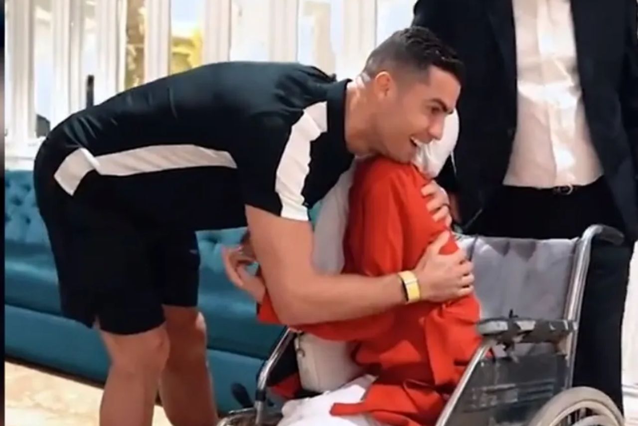 Cristiano Ronaldo abraça artista iraniana