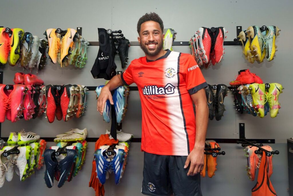 Atacante é o novo reforço do Luton Town