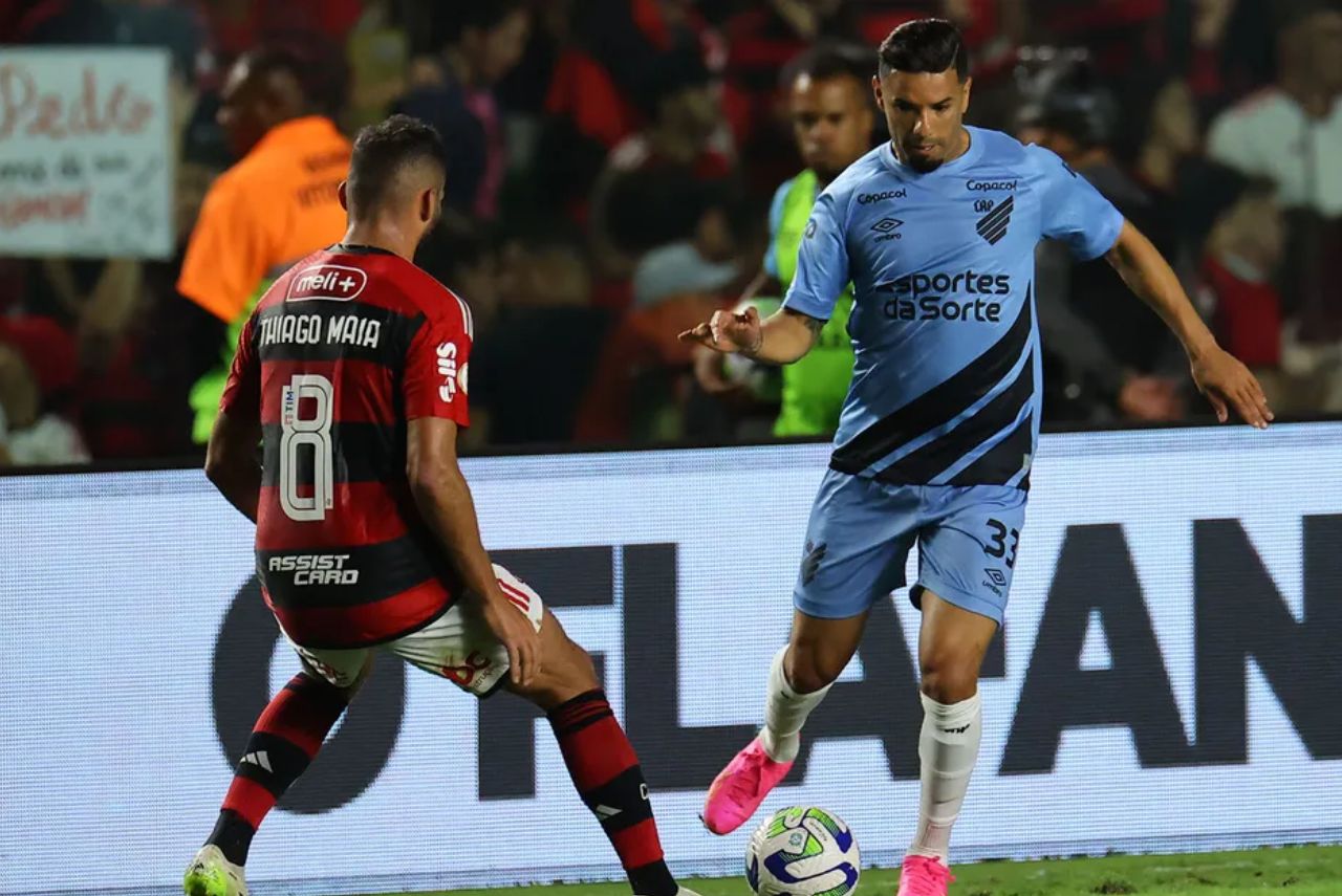 Bruno Peres em ação pelo Athletico-PR contra o Flamengo
