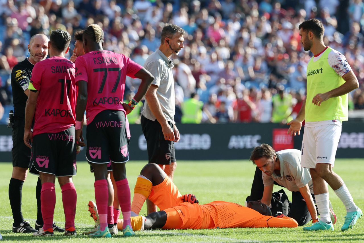 Jogo interrompido entre Montpellier e Clermont é remarcado para 29 de novembro; Mori Diaw foi atingido Foto: Pascal Guyot/AFP