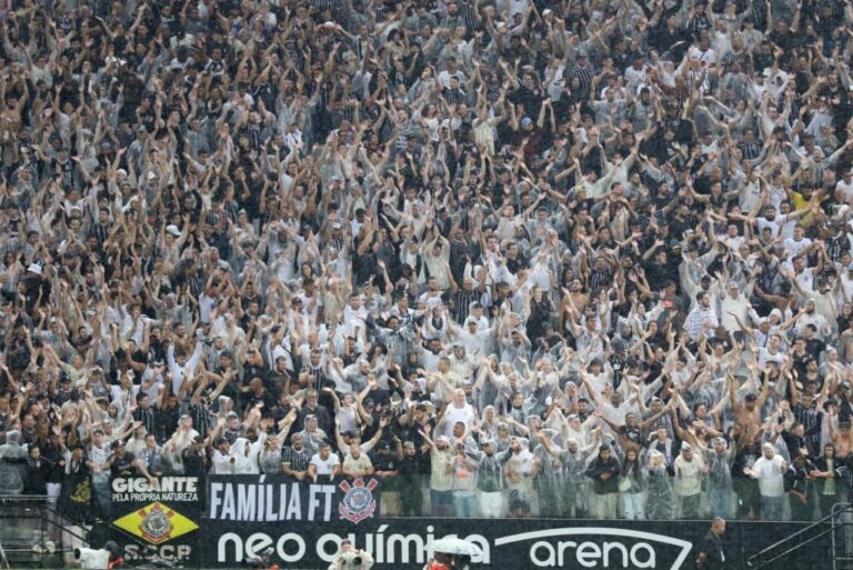 <p>Torcedores se mobilizaram em manifestação neste sábado (Foto: José Manoel Idalgo/Corinthians)</p>
