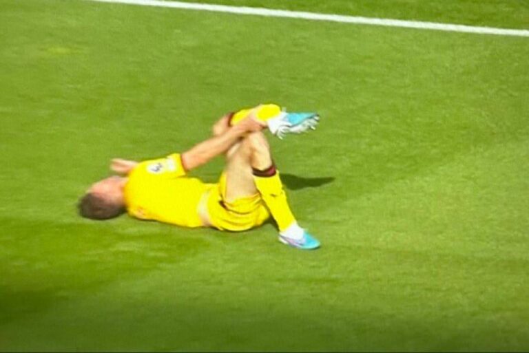 <p>Chirs Basham, do Sheffield, sofreu grave lesão durante jogo contra o Fulham (Foto: Reprodução)</p>