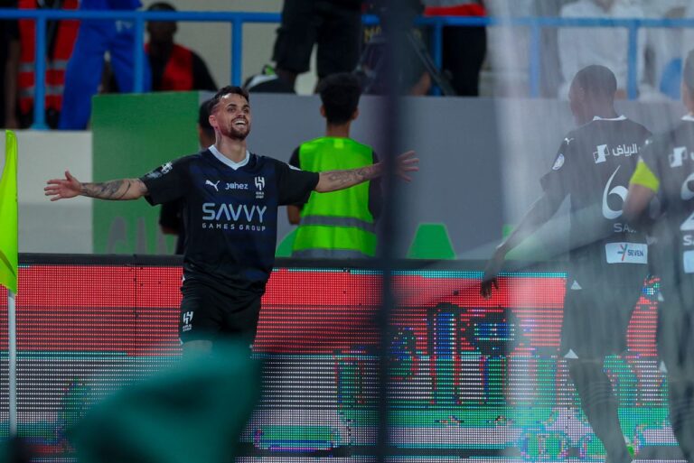 <p>Michael comemorando o primeiro gol do Al-Hilal. Foto: Reprodução/Al-Hilal</p>
