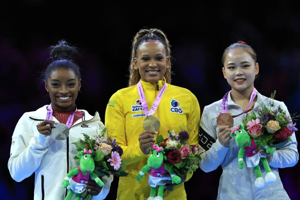Rebeca Andrade com a medalha de ouro