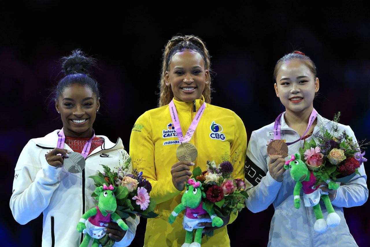 Rebeca Andrade com a medalha de ouro