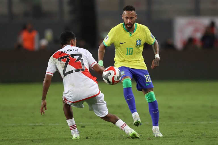 <p>Neymar durante partida contra o Peru pelas Eliminatórias. Foto: Vitor Silva/CBF</p>
