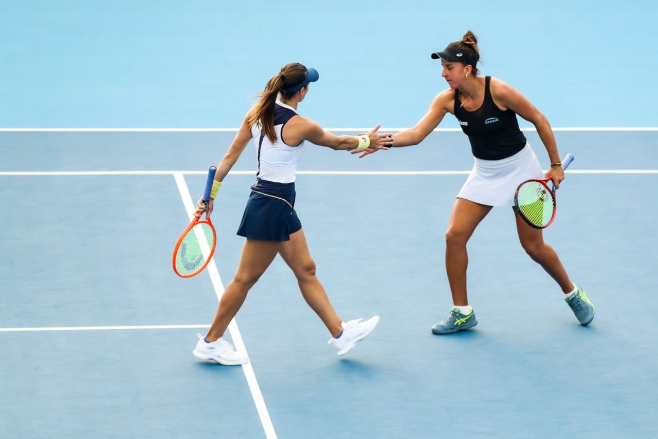 Luisa Stefani e Ingrid Martins se no WTA 1000 de Pequim Foto: WTA/X