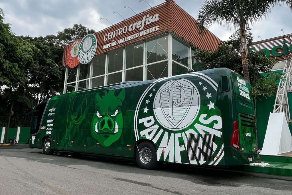 Ônibus alviverde ganhou novo layout (Foto: Palmeiras/Divulgação)