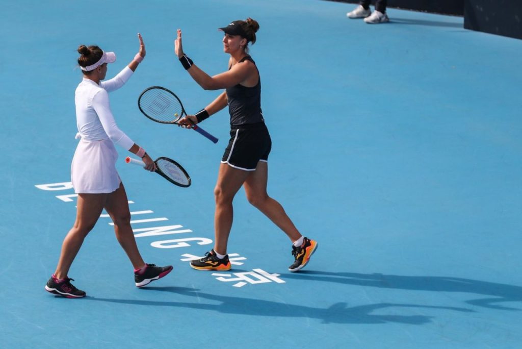 Bia Haddad Maia e a russa Veronika Kudermetova, no Aberto de Pequim Foto: WTA/X