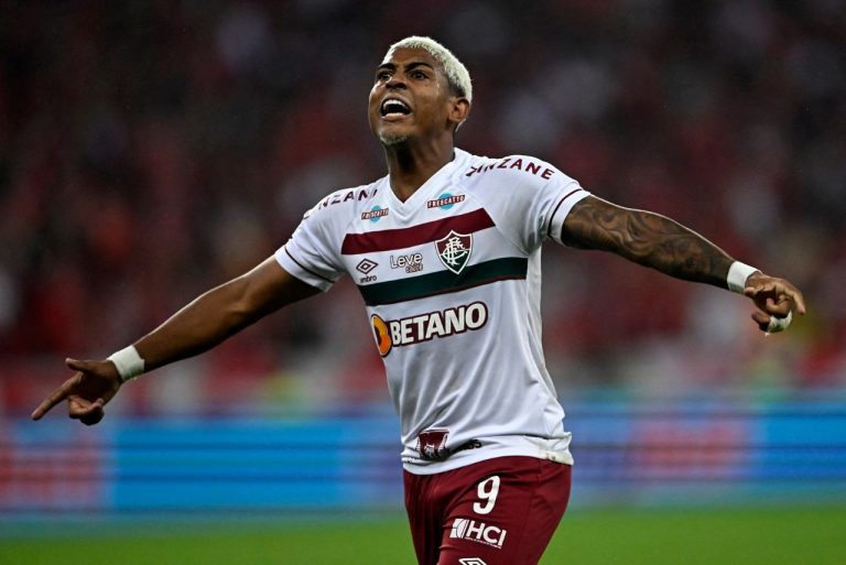 <p>John Kennedy fez o primeiro e deu assistência para o segundo gol da virada do Fluminense (Foto: Mauro Pimentel/AFP)</p>