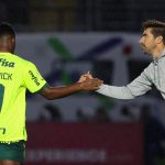 Endrick comemora gol com o técnico Abel Ferreira