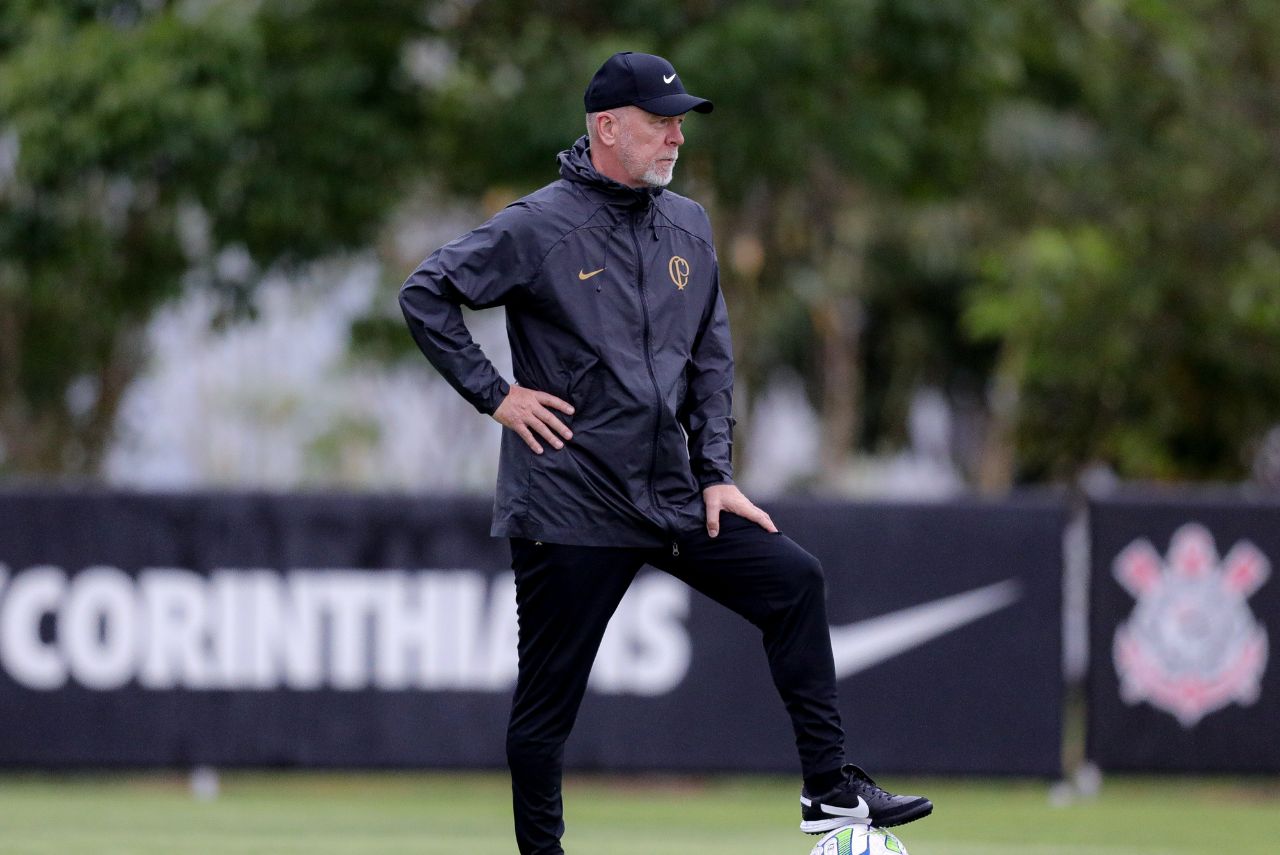 Treinado do Corinthians não viu pênalti em Soteldo no fim do jogo