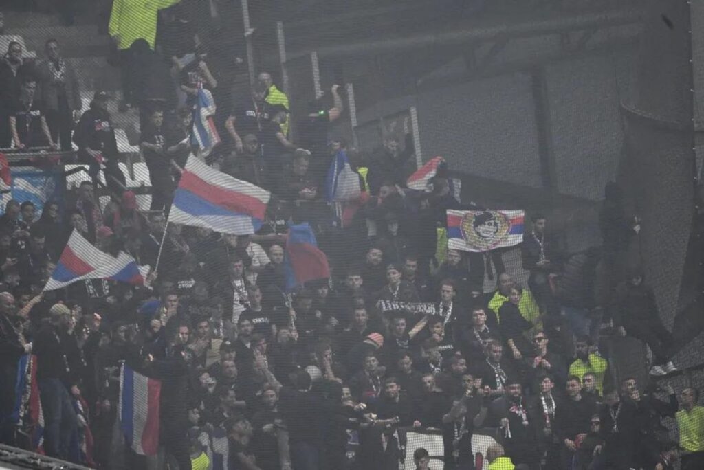 Torcida do Lyon no Stade Vélodrome (Foto: Christophe Simon/AFP)