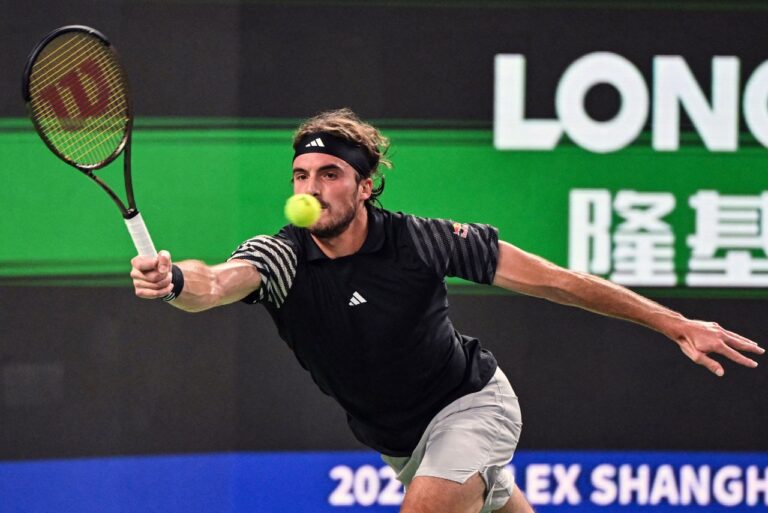 <p>Tsitsipas abandona após 3 games, e Rune fica com vitória no ATP Finals  Foto: Hector Retamal / AFP</p>
