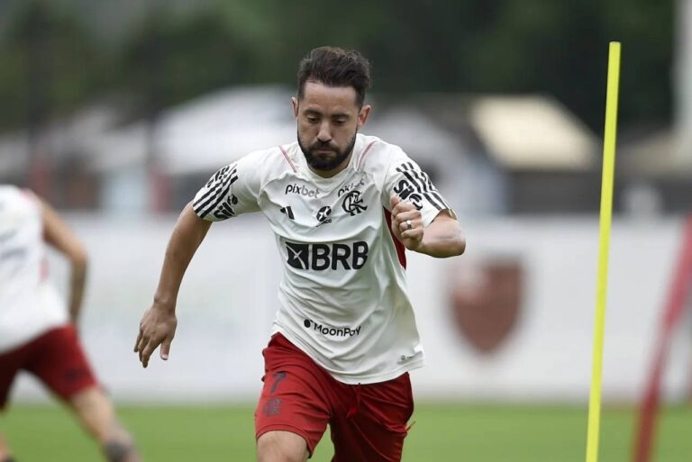 <p>Jogador se declarou ao Flamengo em carta. Foto: Marcelo Cortes / CRF</p>
