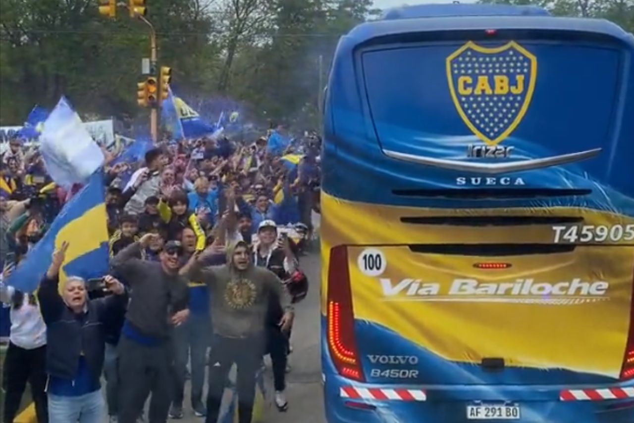 Torcida do Boca Juniors acompanhou saída do elenco (Foto: X/Reprodução)
