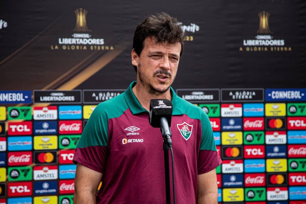 Fernando Diniz na chegada ao hotel