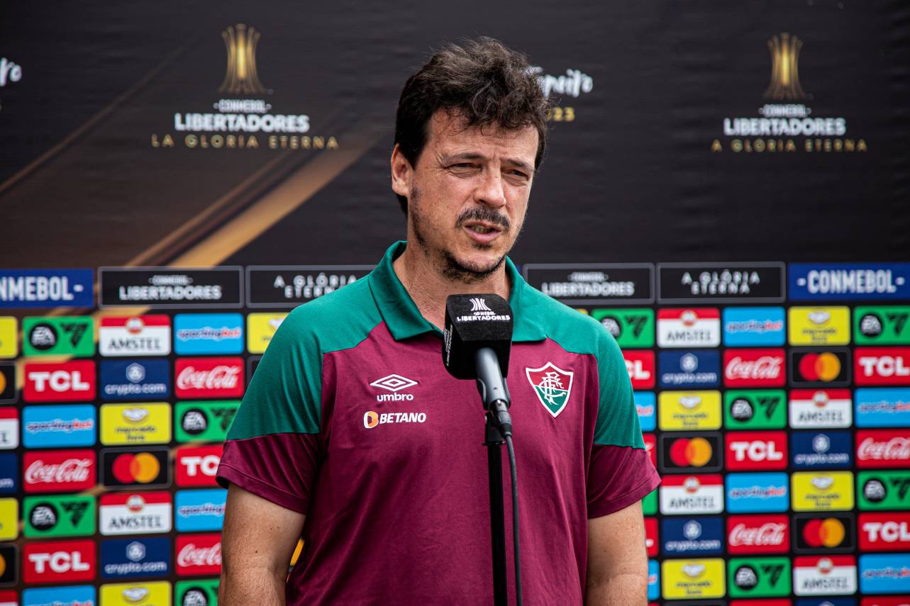 Fernando Diniz na chegada ao hotel