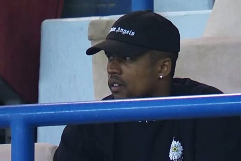 <p>Douglas Costa no estádio do Al-Shabab durante partida contra o Al-Ittihad. Foto: Reprodução/SPL</p>