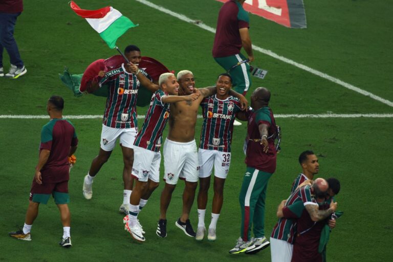 <p>Jogadores do Fluminense comemoram o título da Libertadores. Foto: Silvio Avila / AFP</p>
