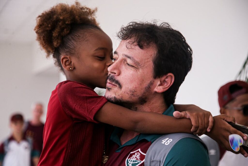 Pequena torcedora do Fluminense com Fernando Diniz