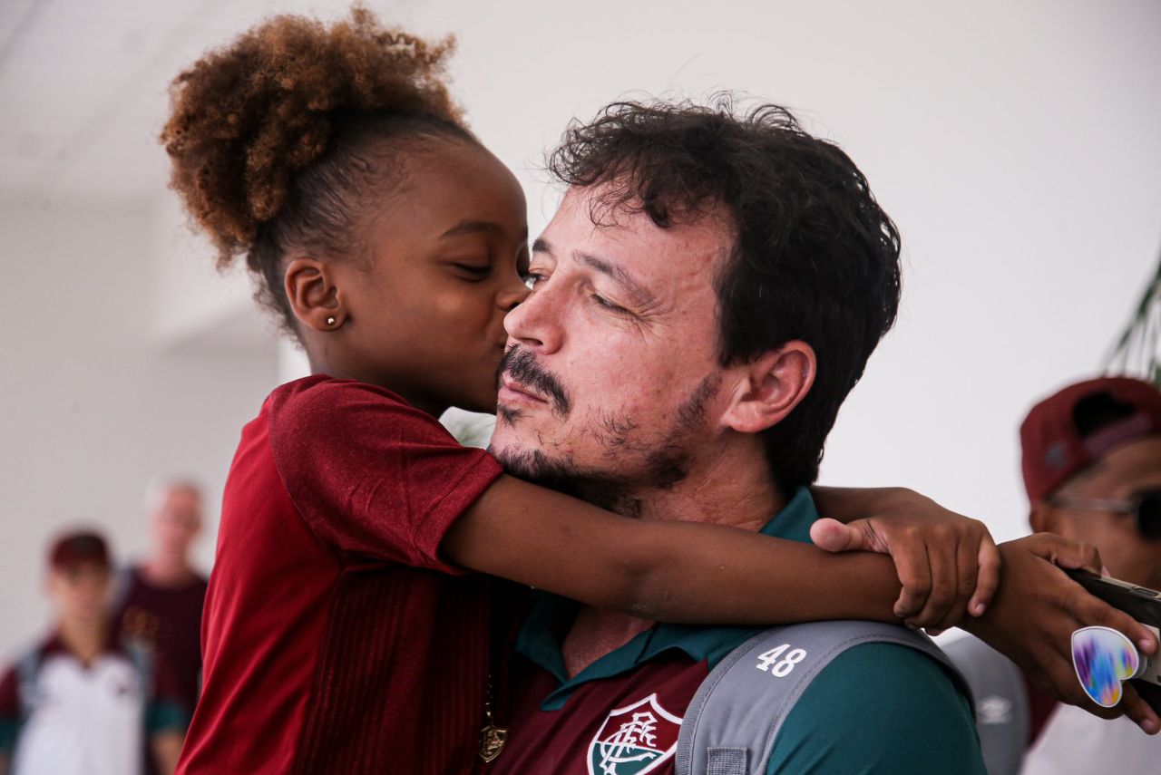 Pequena torcedora do Fluminense com Fernando Diniz