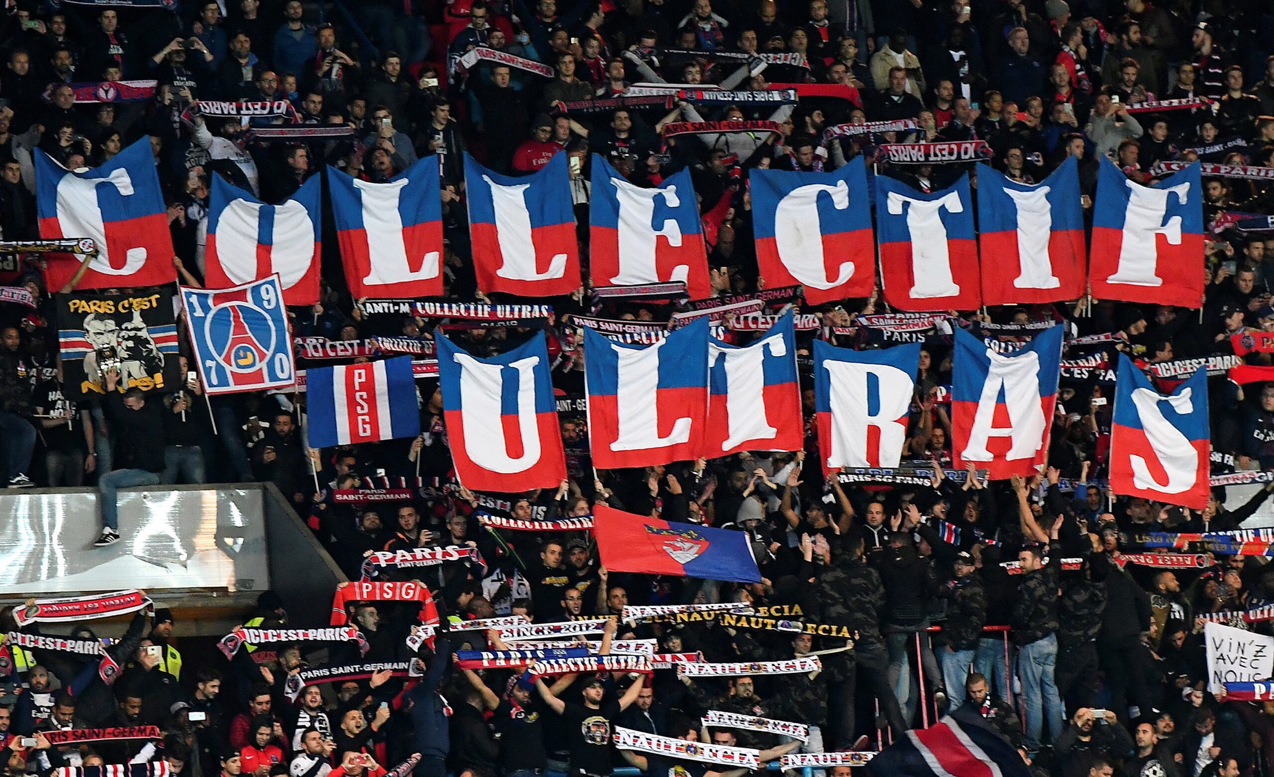 Torcida do PSG conhecida como Ultras Foto: FRANCK FIFE/AFP