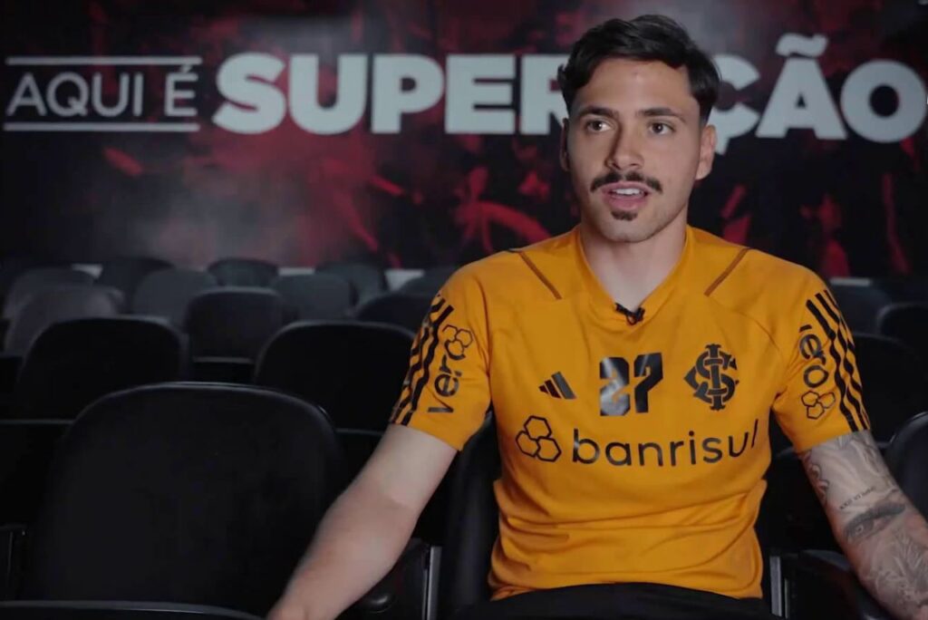 Maurício foi homenageado pelo Internacional por completar 150 jogos (Foto: OneFootball/Reproducação)