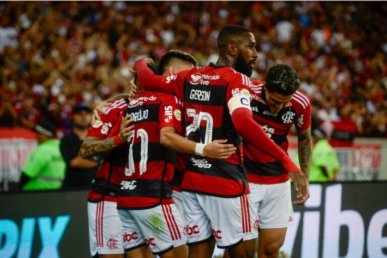 <p>Jogadores do Flamengo durante vitória contra o Palmeiras. Foto: Marcelo Cortes / CRF</p>
