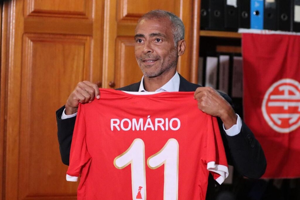 Romário com a camisa do tradicional América-RN