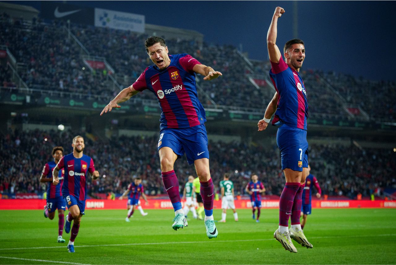 Lewandowski comemora um dos gols do Barcelona