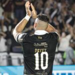 Payet comemorando a vitória com a torcida do Vasco