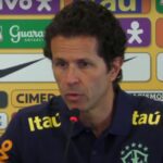 Rodrigo Lasmar, médico da Seleção Brasileira, em entrevista coletiva (Foto: YouTube/Reprodução)