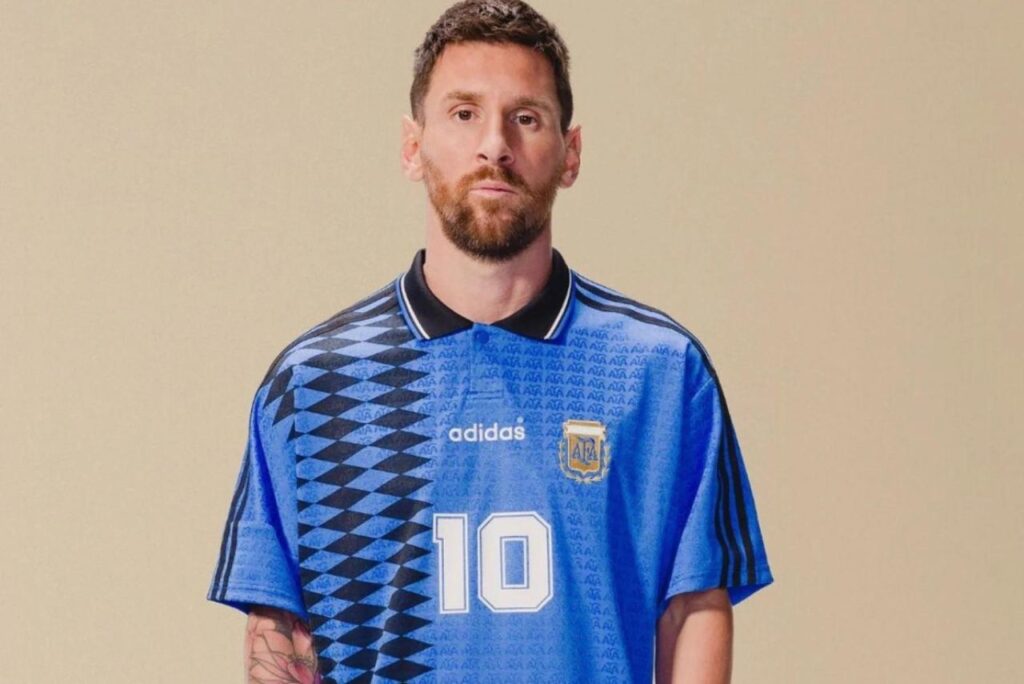 Messi com o uniforme da Seleção Argentina de 1994 (Foto: Adidas/Divulgação)