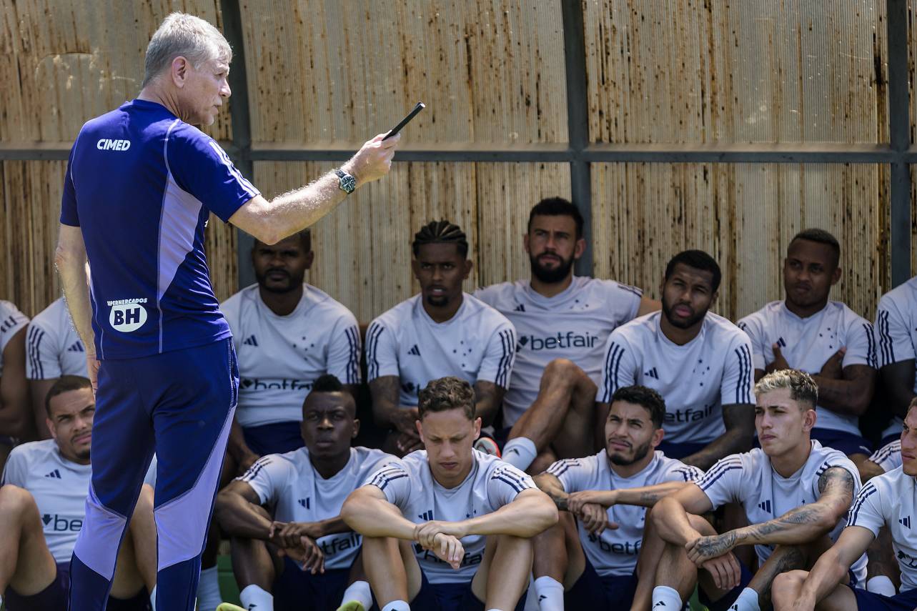 Paulo Autuori conversa com os jogadores