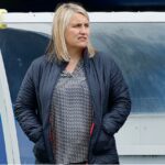 Emma Hayes no comando do Chelsea em partida da Liga dos Campeões (Foto: Adrian Dennis/AFP)