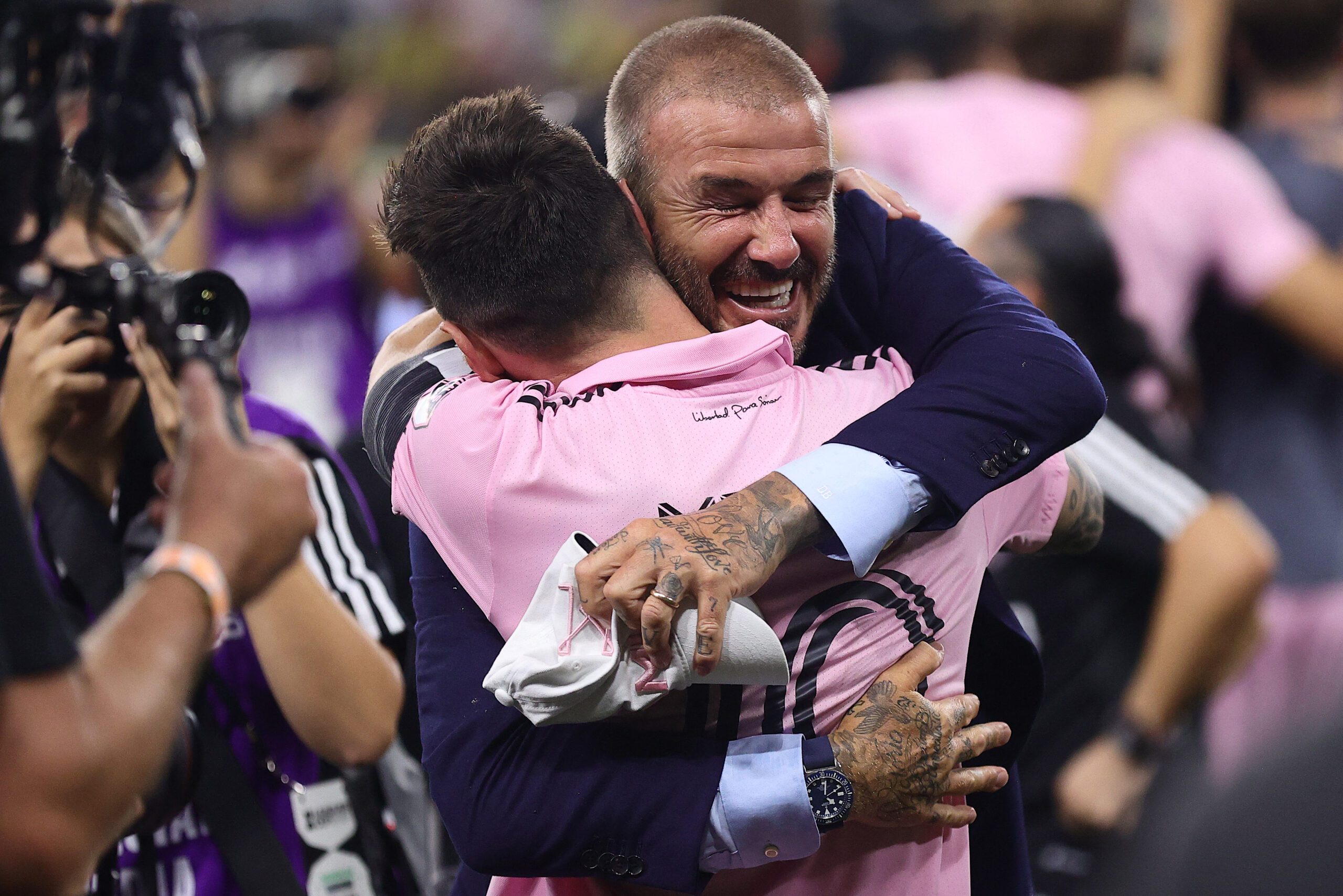 Messi e David Beckham se cumprimentam em partida de estreia do argentino no Inter Miami Foto: TIM NWACHUKWU/Getty Images via AFP