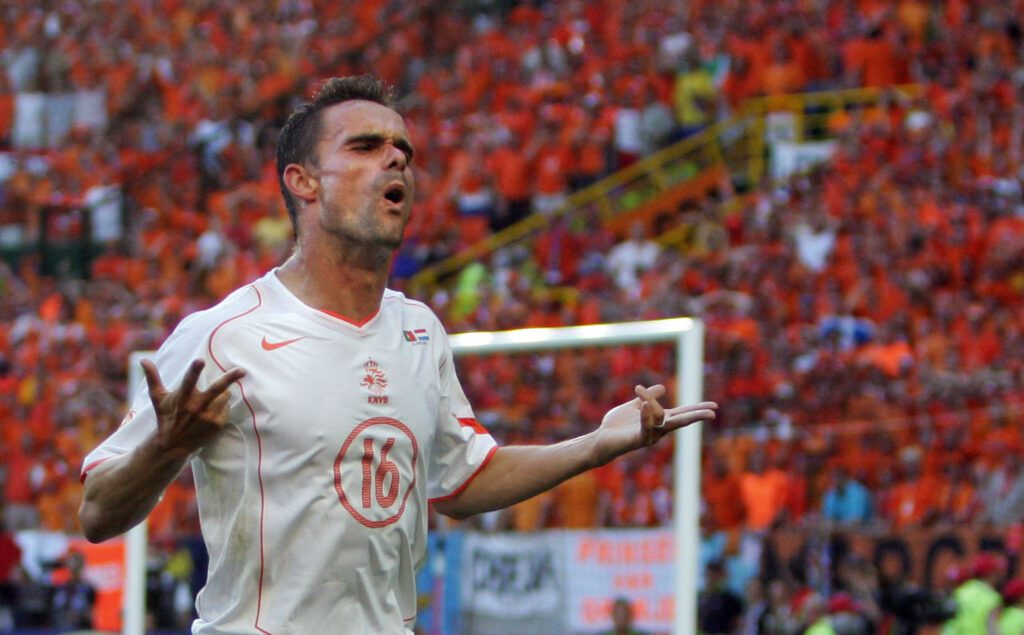 Marc Overmars é banido do futebol por um ano por envio de mensagens de cunho sexual Foto: ADRIAN DENNIS/AFP