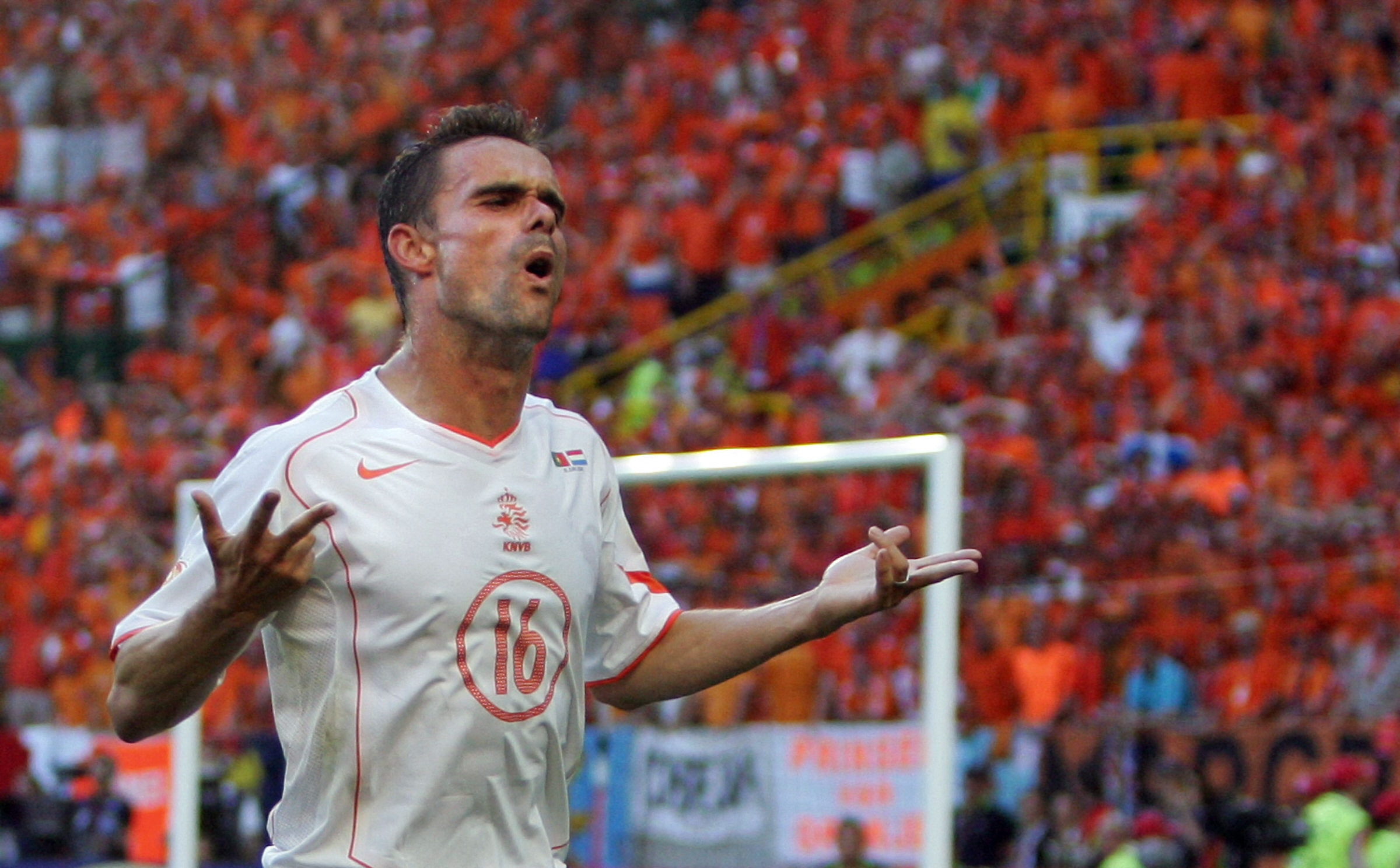 Marc Overmars é banido do futebol por um ano por envio de mensagens de cunho sexual Foto: ADRIAN DENNIS/AFP
