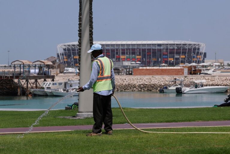 <p>Trabalhadores no Catar enfrentam jornada exaustiva e más condições, segundo a Anistia Internacional (Foto: AFP)</p>
