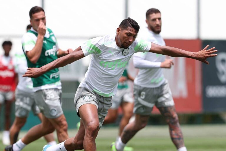 <p>Rony durante atividade do Palmeiras nesta quinta. Foto: Cesar Greco/Palmeiras</p>
