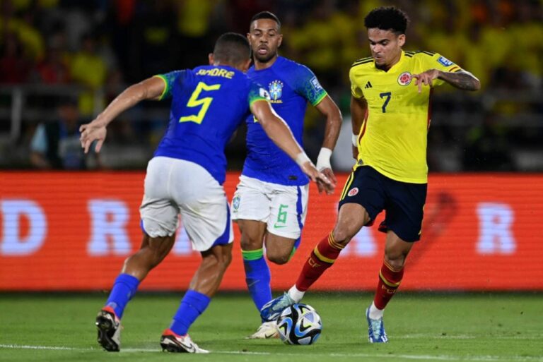 <p>Luis Díaz marcou os dois gols da Colômbia no jogo. Foto: JUAN BARRETOAFP</p>
