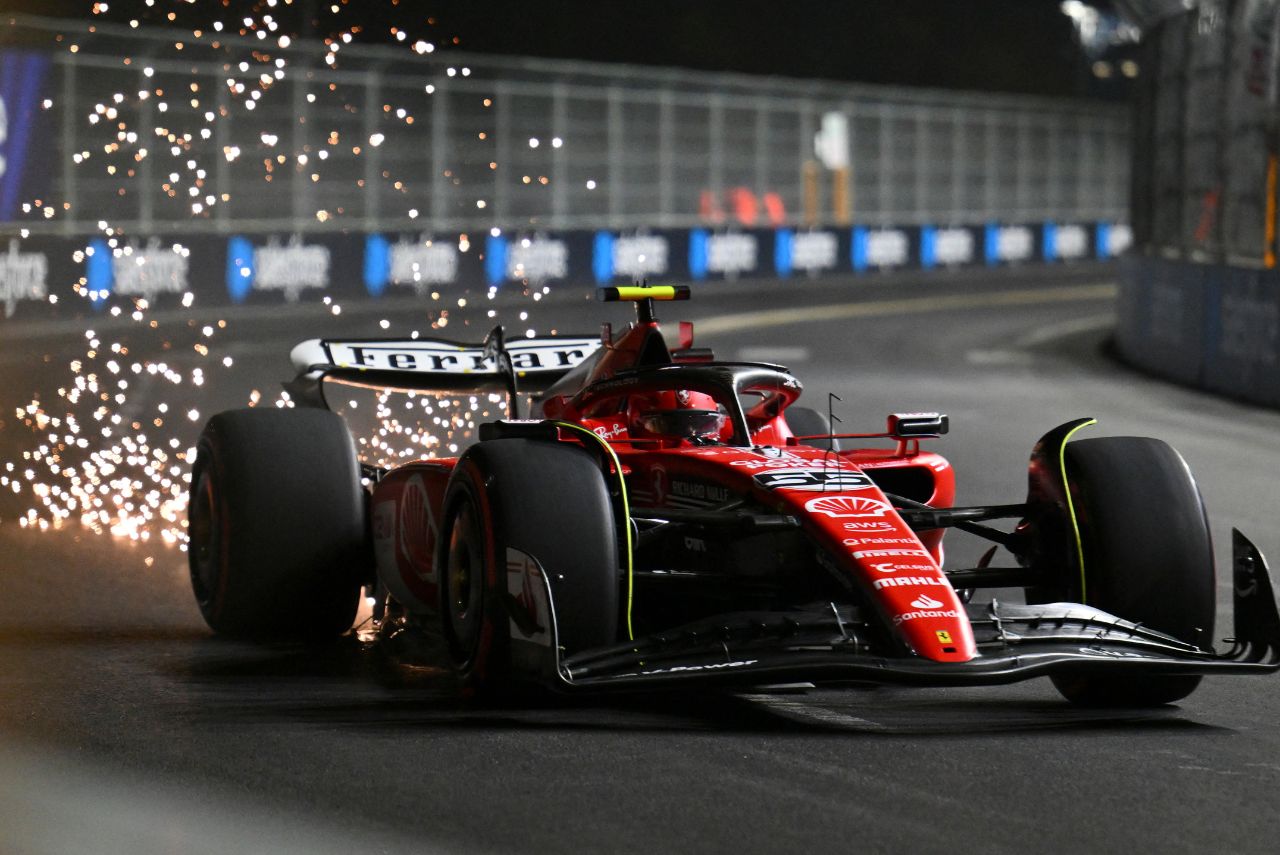 Carlos Sainz foi atingido em treino livre para GP de Las Vegas (Foto: Angela Weiss/AFP)