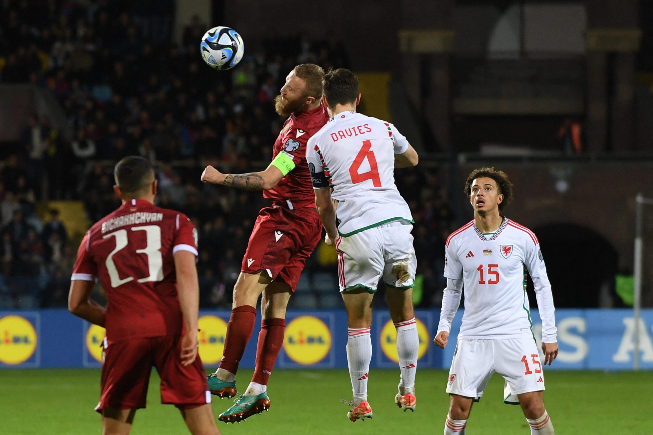 País de Gales fica no empate com a Armênia e se complica nas Eliminatórias da Euro 2024 Foto: KAREN MINASYAN/AFP