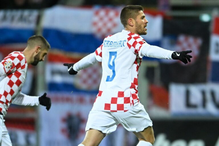 <p>Kramaric comemorando o segundo gol da Croácia. Foto: Reprodução/HNS</p>
