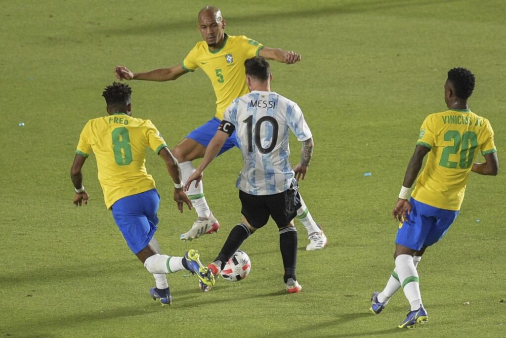 Messi em ação contra o Brasil em 2022