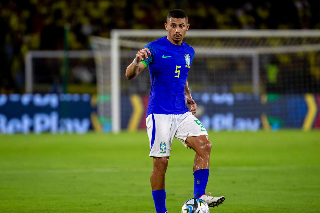 Volante do Fluminense em ação pela Seleção Brasileira