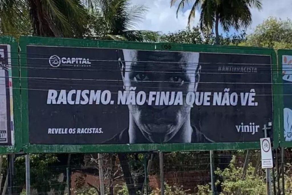 Outdoor da campanha de Vini Jr. contra o racismo (Foto: X/Reprodução)