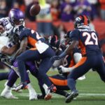Kareem Jackson atingiu Dobbs ilegalmente